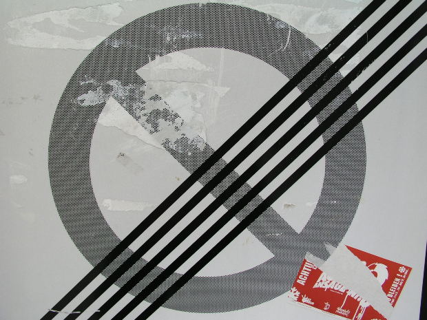 Photograph of a sign meaning 'No Speed Limit'